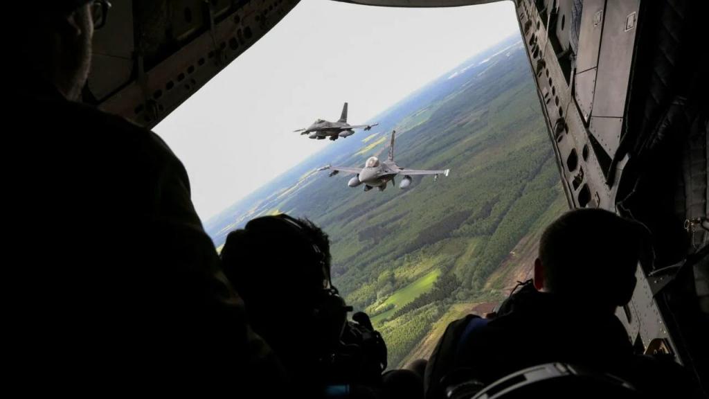 F-16 portugueses Caças militares F-16 da Força Aérea Portuguesa participam na Missão de Policiamento Aéreo do Báltico da NATO no espaço aéreo da Lituânia, perto de Siauliai, a 23 de maio. Petras Malukas/AFP/Getty Images