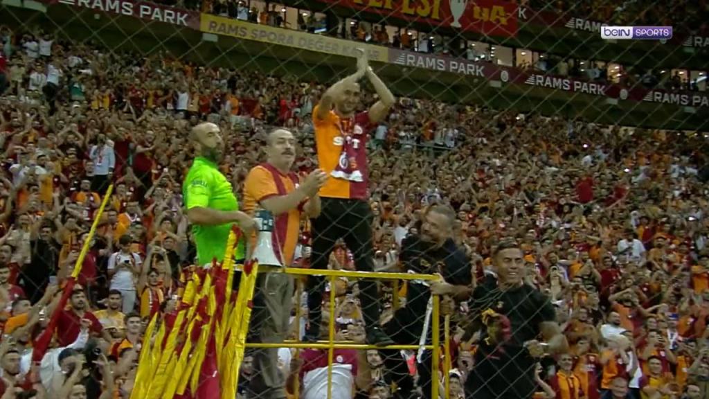 Ziyech anunciado no Galatasaray… no meio dos adeptos (vídeo/twitter)