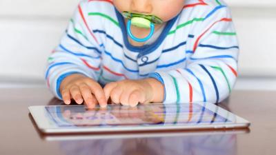 Novo estudo: exposição de bebés a ecrãs pode atrasar o seu desenvolvimento - TVI