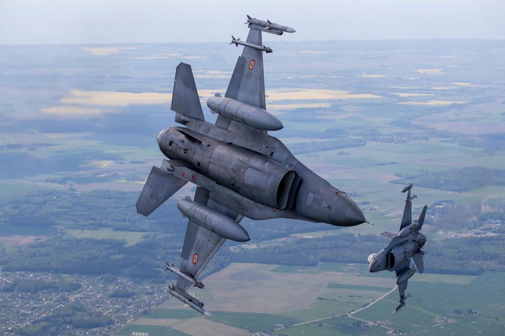 F-16 em manobras de policiamento na fronteira da NATO com a Rússia (AP Images)