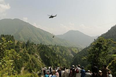 Resgatadas cinco das seis crianças presas em teleférico suspenso a 270 metros no Paquistão - TVI