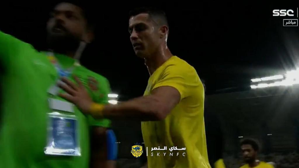 Ronaldo empurra elemento adversário perto do túnel (vídeo/twitter)