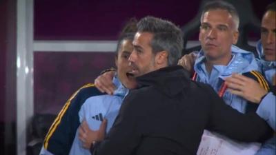 Treinador da seleção espanhola feminina filmado a tocar na mama da assistente durante o Mundial - TVI
