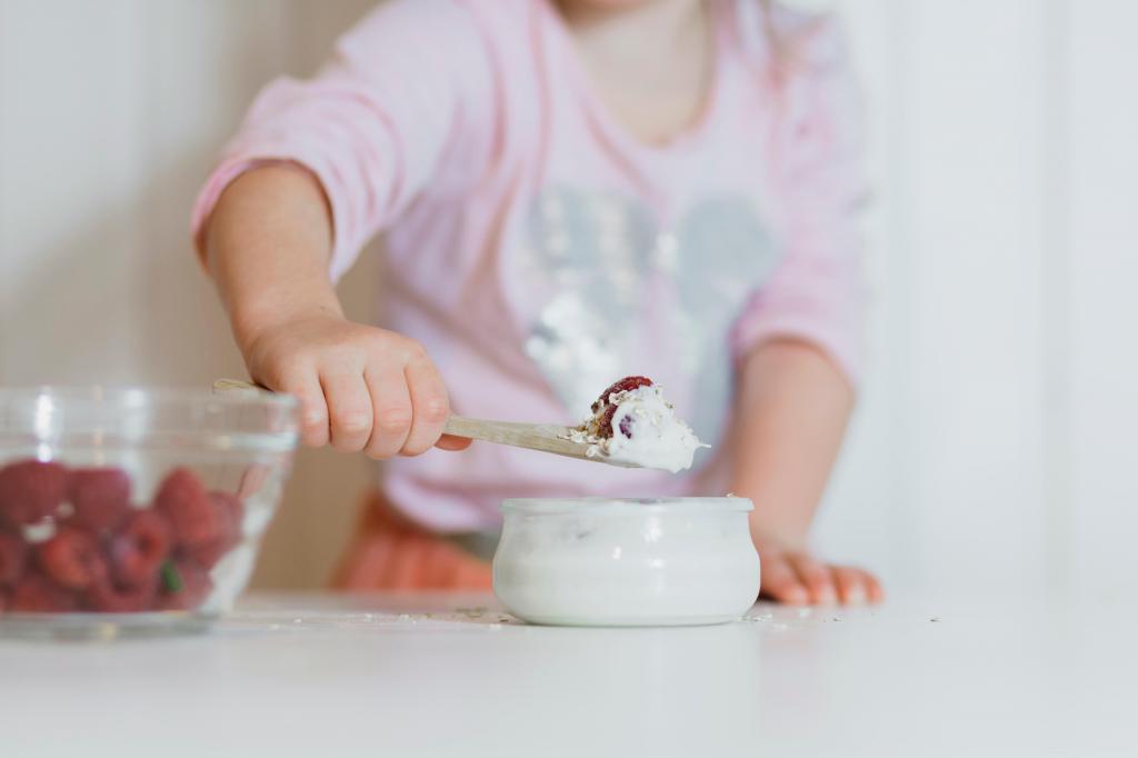 Criança a comer iogurte (Freepik)