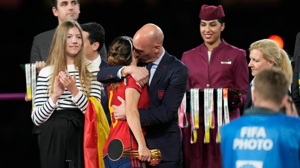 Luis Rubiales cumprimenta Aitana Bonmatí após o título mundial feminino de Espanha (AP/Alessandra Tarantino)