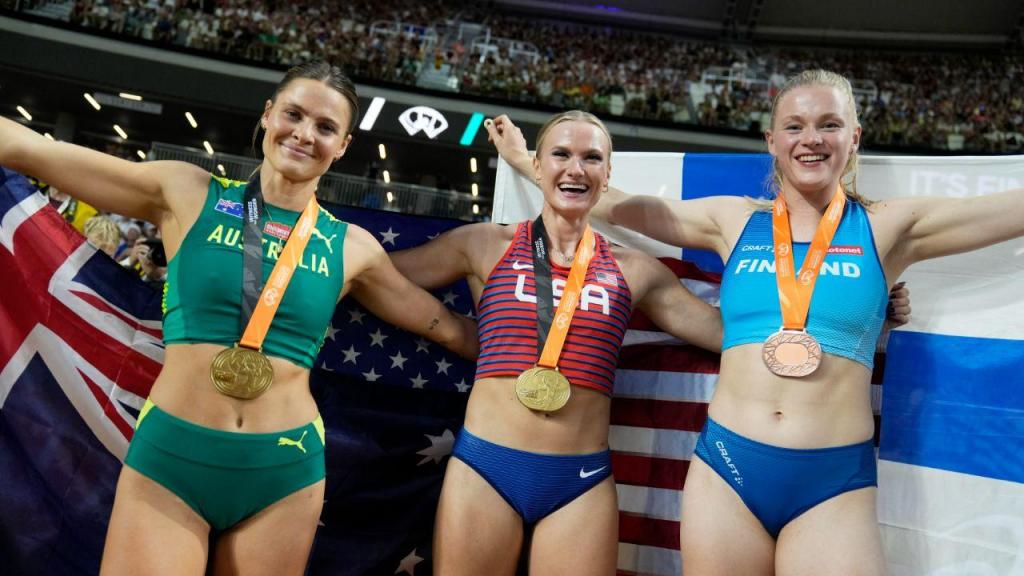 Katie Moon e Nina Kennedy partilharam «ouro» no salto à vara nos Mundiais de Atletismo (AP Photo/Matthias Schrader)