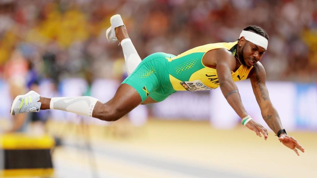 Carey McLeod, da Jamaica, protagonizou salto incomum depois de ter escorregado na tábua de chamada, nos Mundiais de atletismo (Christian Petersen/Getty Images for World Athletics)
