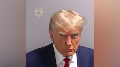 Com direito a "mug shot" e tudo: Trump foi detido, passou 20 minutos na prisão, e já foi libertado - TVI
