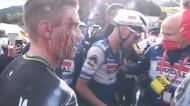 Remco Evenepoel chocou contra mulher depois de vencer etapa e fixou a sangrar (Imagem: Eurosport)