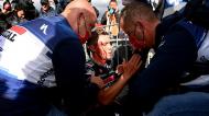 Remco Evenepoel chocou contra mulher depois de vencer etapa e fixou a sangrar (Tim de Waele/Getty Images)
