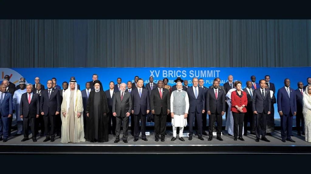 Xi Jinping posa para fotografia de grupo com outros líderes que participam na cimeira dos BRICS em Joanesburgo, África do Sul, a 24 de agosto 2023 Foto Li Xueren _ Xinhua _ Getty Images