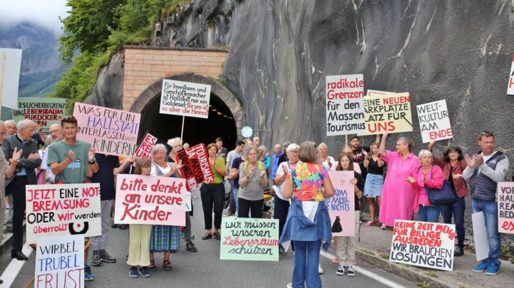 Protesto contra turismo em massa na aldeia de Hallstatt (Photo by REINHARD HOERMANDINGER/APA/AFP via Getty Images)