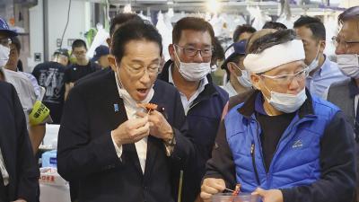 Sashimi de Fukushima: primeiro-ministro japonês envia mensagem sobre segurança nuclear com um almoço - TVI