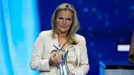 Sarina Wiegman recebe o prémio de treinadora do ano pela UEFA (AP/Daniel Cole)