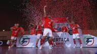 O momento em que o Benfica ergue a Supertaça, depois de vencer o Sporting
