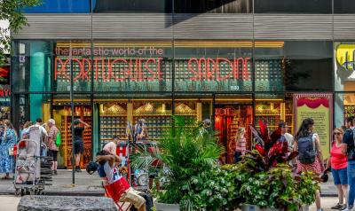 Imprensa de Nova Iorque rendida à nova loja de sardinha portuguesa na Times Square - TVI