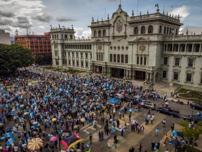 “Fora golpistas!” Guatemaltecos na rua contra “golpe de Estado” denunciado por presidente eleito - TVI