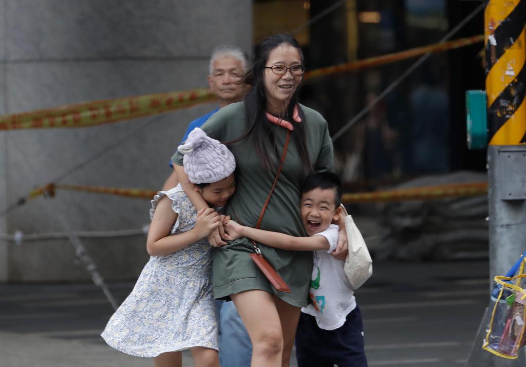Tufão Haikui faz feridos em Taiwan (Chiang Ying-ying/AP)