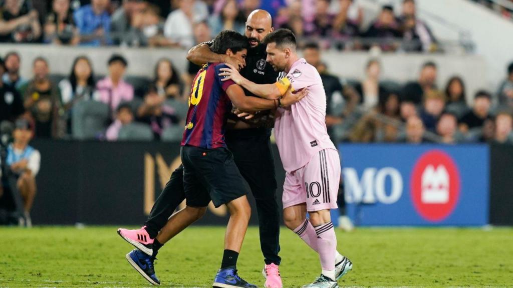 Guarda-costas de Messi agarra invasor (AP Photo/Ryan Sun)