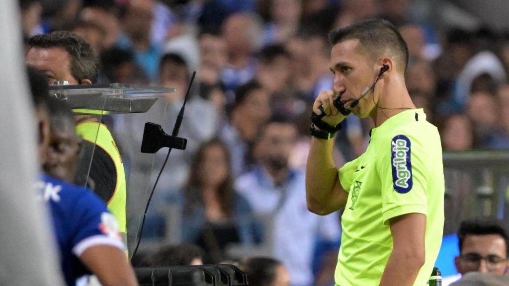 Árbitro Miguel Nogueira em conversa telefónica no FC Porto-Arouca, quando deixou de haver imagens do VAR (FERNANDO VELUDO/Lusa)
