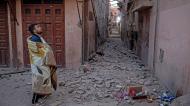 Homem olha para o que resta de um prédio em Marraquexe após o devastador terramoto de 8 de setembro (FADEL SENNA/AFP via Getty Images)