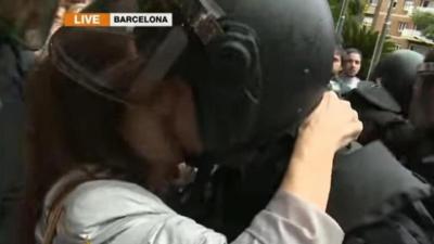 Polícia que foi beijado durante manifestação em Barcelona há seis anos acusa agora mulher de beijo não consensual - TVI