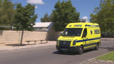 Um morto e dois feridos graves em despiste de pesado de mercadorias em Évora - TVI