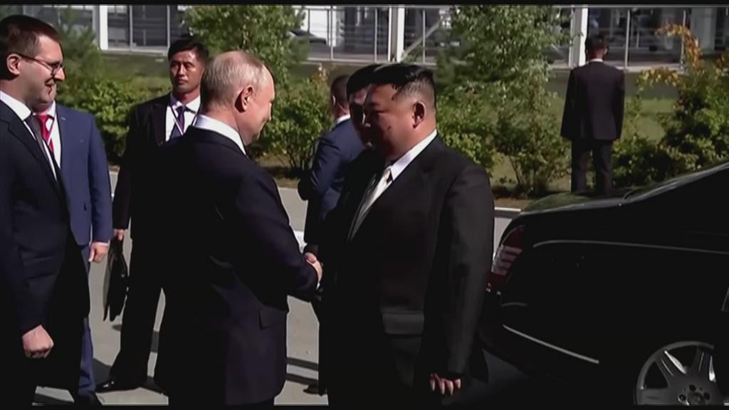 "Obrigado por nos ter convidado apesar de estar tão ocupado": a chegada de Kim Jong-un a Vostochny e o longo aperto de mão com Putin