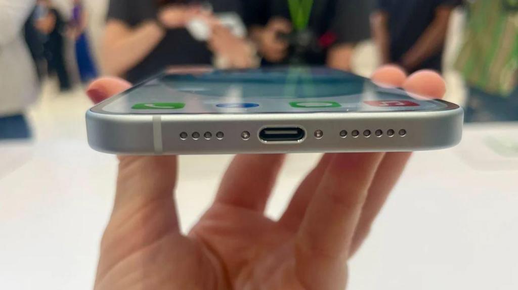 Os novos modelos do iPhone 15 vão passar a utilizar um cabo de carregamento USB-C, pondo fim a 11 anos de utilização do cabo de carregamento lightning, propriedade da Apple. Samantha Kelly/CNN