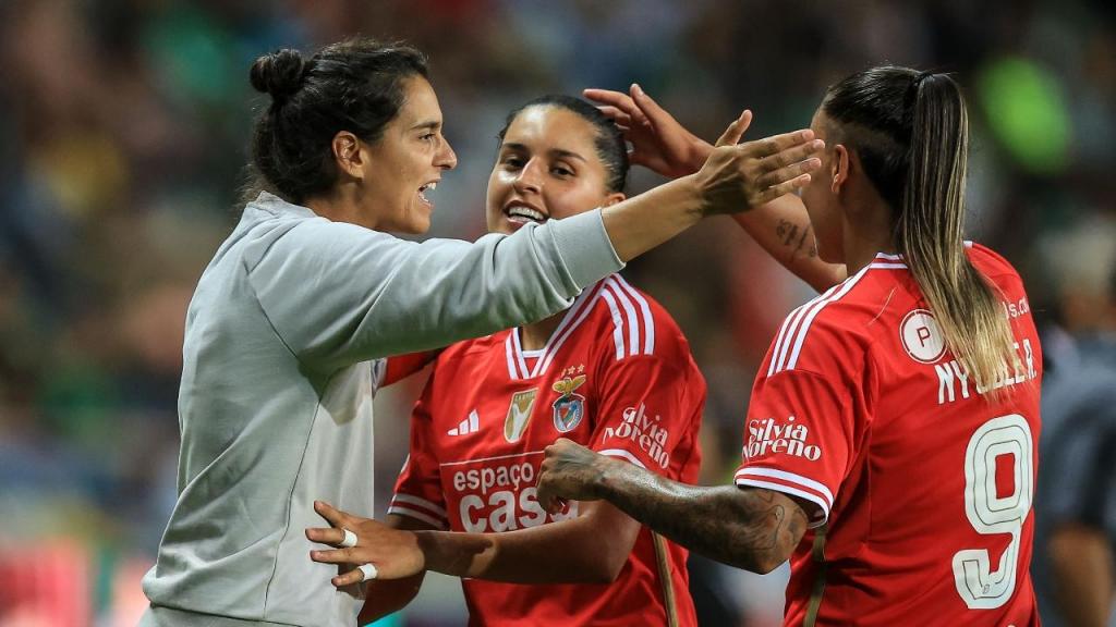 Supertaça: Kika Nazareth festeja o 1-0 no Benfica-Sporting com a treinadora Filipa Patão e com Nycole Raysla (JOSÉ COELHO/Lusa)