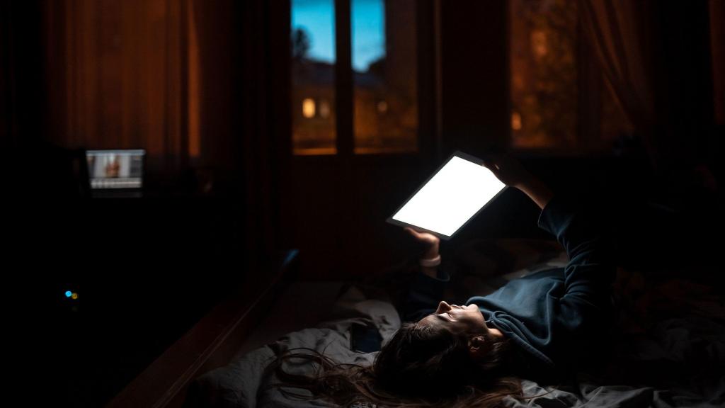 Ser notívago pode contribuir para maus hábitos de sono, bem como para outros hábitos pouco saudáveis, dizem os especialistas. teksomolika/iStockphoto/Getty Images