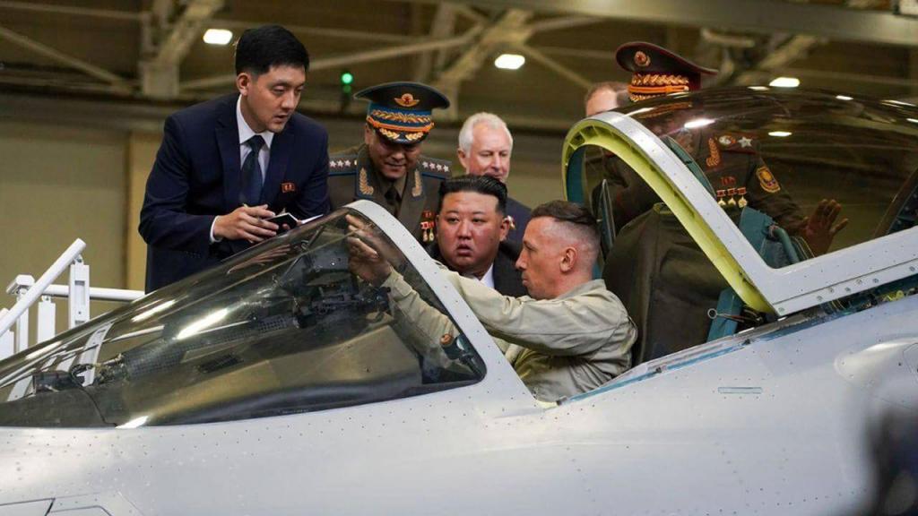Kim Jong-un visita fábrica de aviões russa (AP)