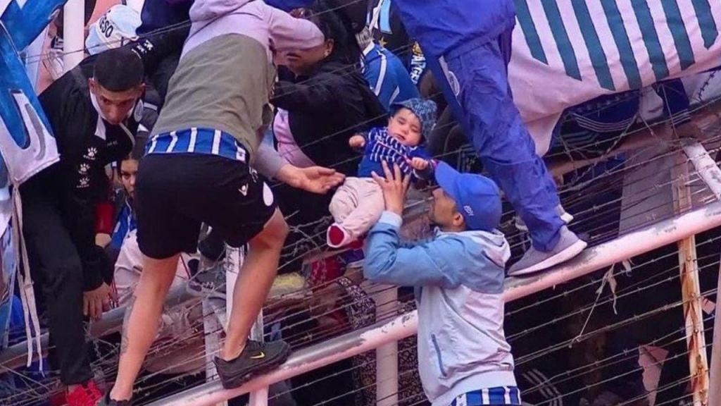 Bebé salvo das bancadas do Estádio Maldivas na Argentina