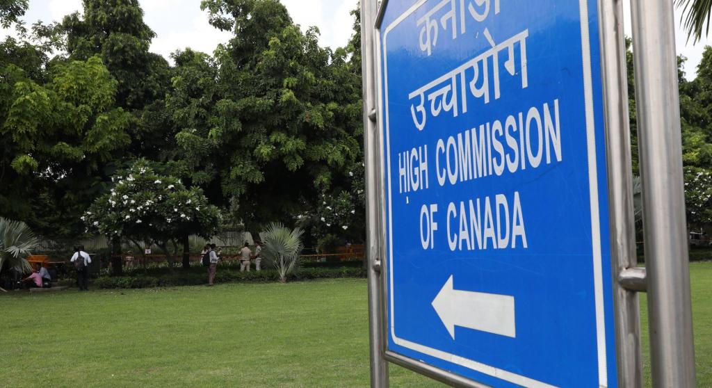 Polícia à porta da embaixada do Canadá, na Índia (EPA)