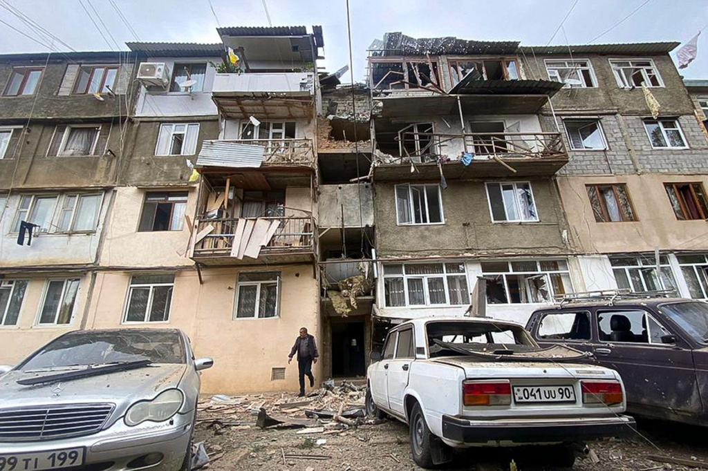 Prédio danificado após um ataque das forças do Azerbaijão à cidade de Stepanakert, Nagorno-Karabakh (AP)
