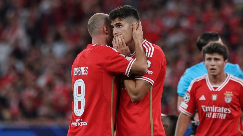 Fredrik Aursnes conforta António Silva, expulso no Benfica-Salzburgo (MIGUEL A. LOPES/Lusa)
