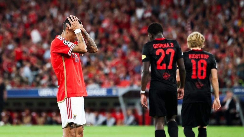 A desilusão de Di María no Benfica-Salzburgo (JOSÉ SENA GOULÃO/Lusa)