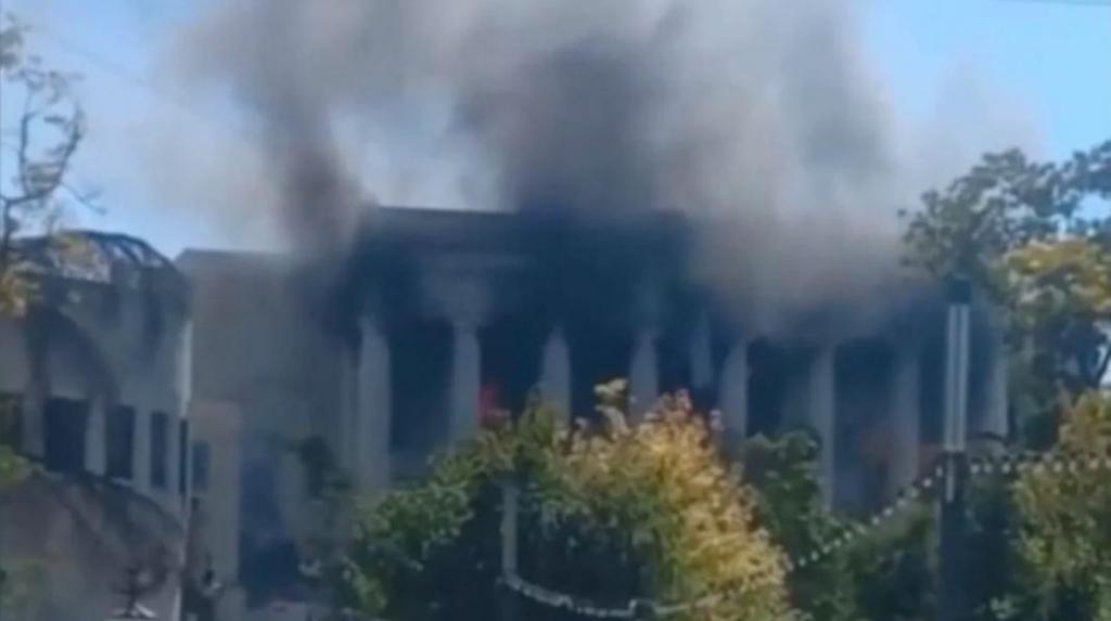 Imagens mostram fumo sobre um edifício após um ataque com mísseis em Sebastopol