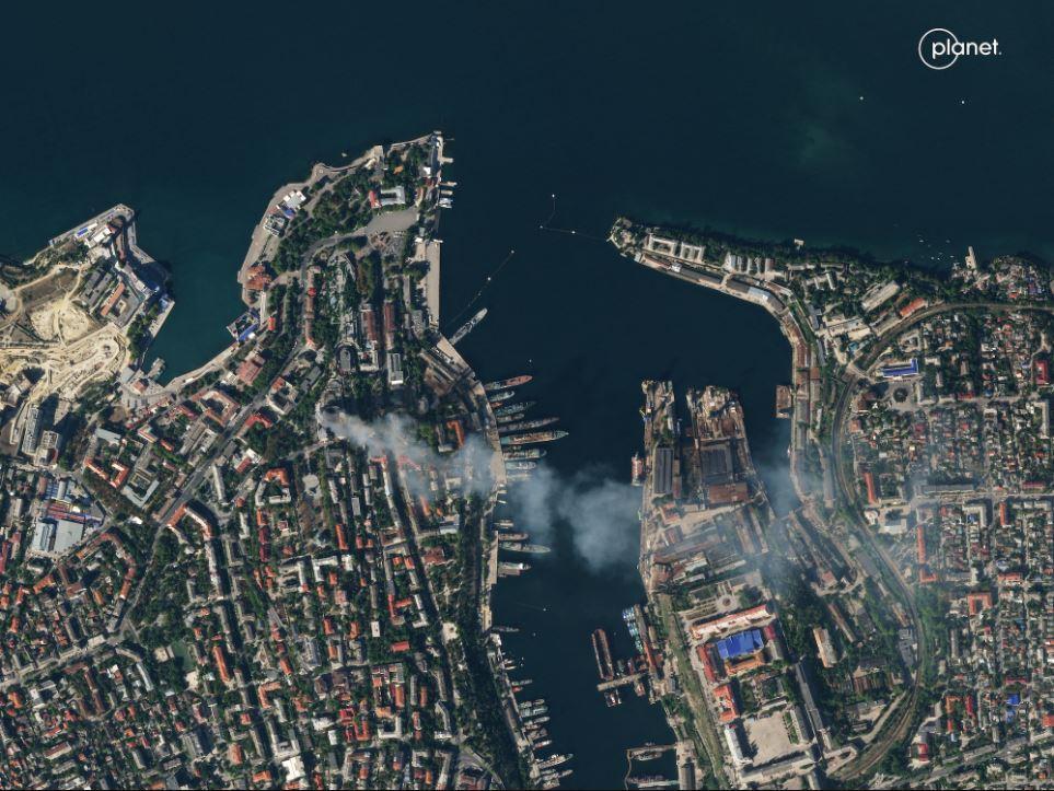 Imagem de satélite mostra fumo a sair do quartel-general da frota russa do Mar Negro após um ataque com mísseis em Sebastopol, na Crimeia, na sexta-feira. Planet Labs PBC/Reuters