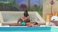 Francisco Vale e Jéssica trocam carícias à beira da piscina - Big Brother