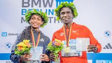 Atletismo: Tigst Assefa pulveriza recorde do mundo feminino da maratona
