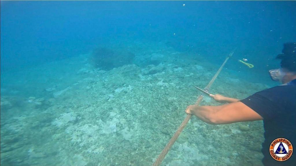 Guarda Costeira das Filipinas corta barreira flutuante colocada pela China em águas disputadas (AP)