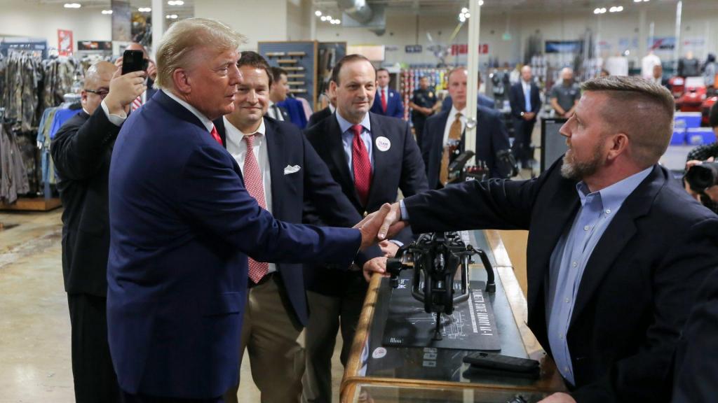 Donald Trump em loja de armas na Carolina do Sul (Artie Walker Jr./AP)