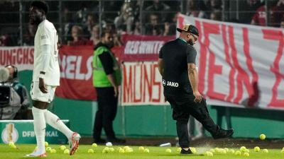 VÍDEO: adeptos do Bayern atiram bolas de ténis para o relvado em protesto - TVI