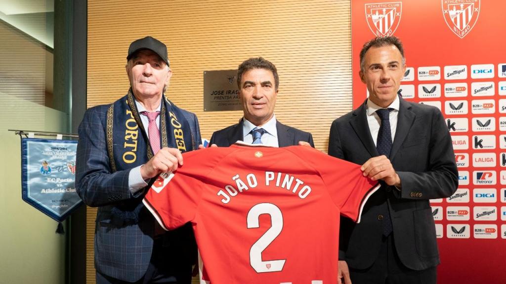João Pinto recebe camisola do Athletic Bilbau e o prémio «One Club Man 2023» (FC Porto)