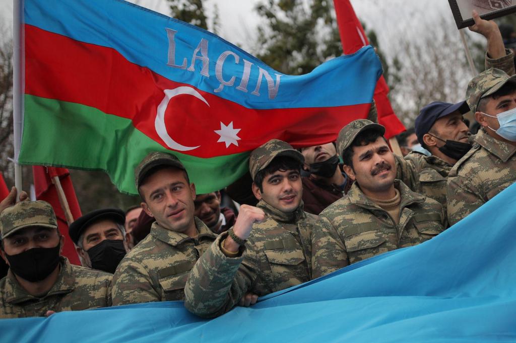 Soldados do Azerbaijão após a vitória na Segunda Guerra do Nagorno-Karabakh (AP)