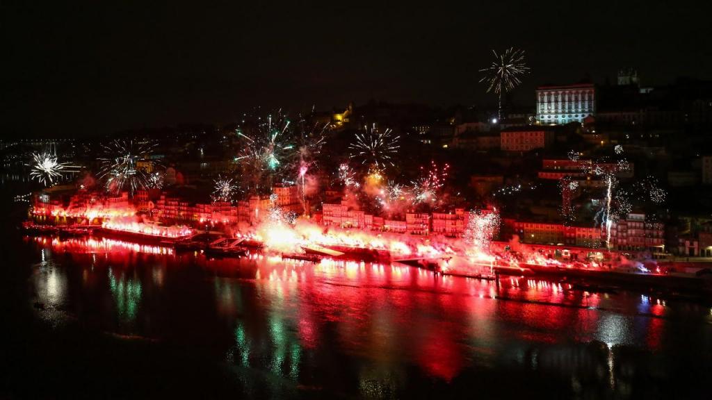 Claques do FC Porto lançam fogo de artifício na Ribeira (FOTO: FC Porto)