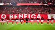 Equipa do Benfica saúda adeptos antes do jogo com o FC Porto (José Sena Goulão/Lusa)