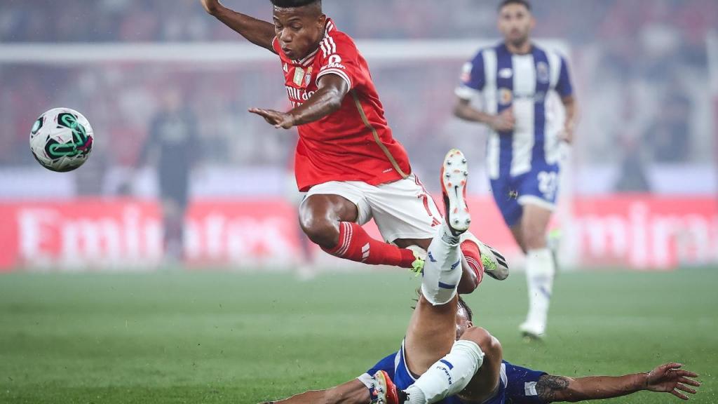 O lance com David Neres que ditaria a expulsão de Fábio Cardoso no Benfica-FC Porto (Rodrigo Antunes/Lusa)