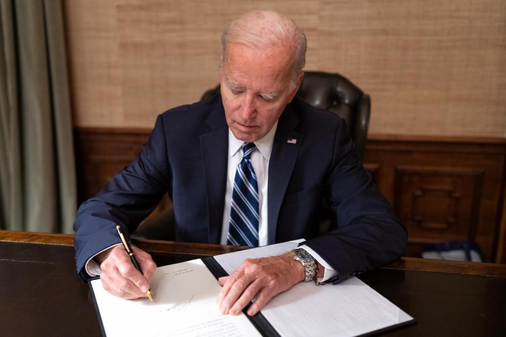 Joe Biden assina lei para evitar paralisação do governo norte-americano (Foto via POTUS/X)